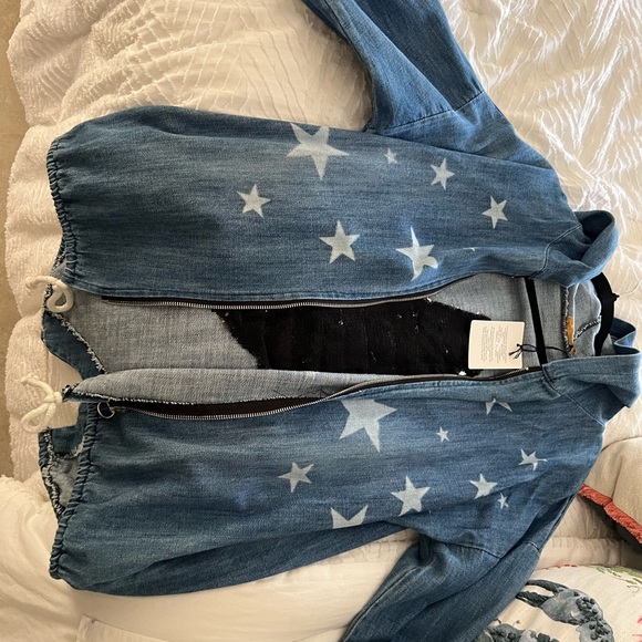 Star patterned jean jacket with hood. - Picture 3 of 4
